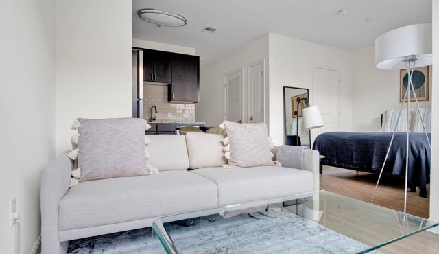 Luxe studio w/W/D, Gym, Rooftop. Steps from T stop by Blueground