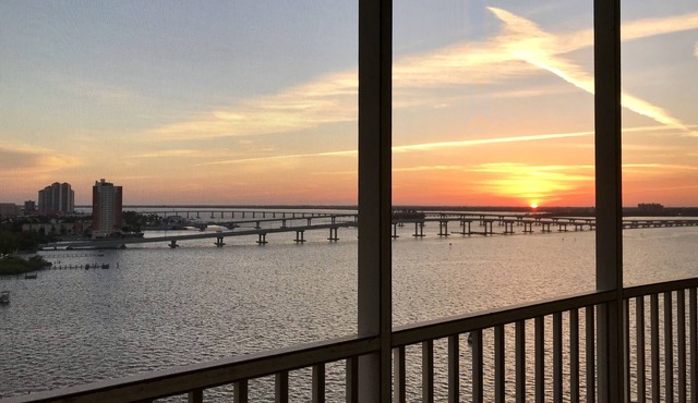 Luxe Sunset Waterfront Oasis-Resort Style-3Br2ba Reno condo DT FtMyers St.Tropez