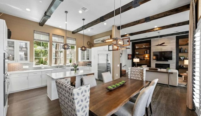 Luxe Townhome | 4bd 5ba Elevator | 1 mile from DT