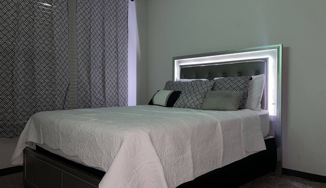 Luxe Townhome Apt 20 Min to Airport!