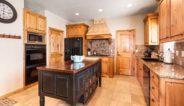 Luxe Townhome: Hot Tub, Theater, Arcade, Sleeps 14