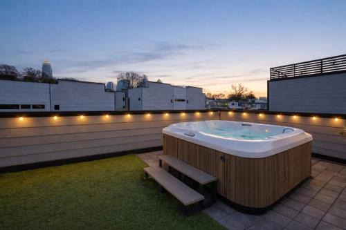 Luxe Townhome Rooftop Hot Tub Parking