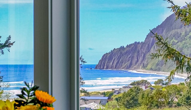 Luxe townhome with amazing ocean & mountain views - walk to beach & downtown