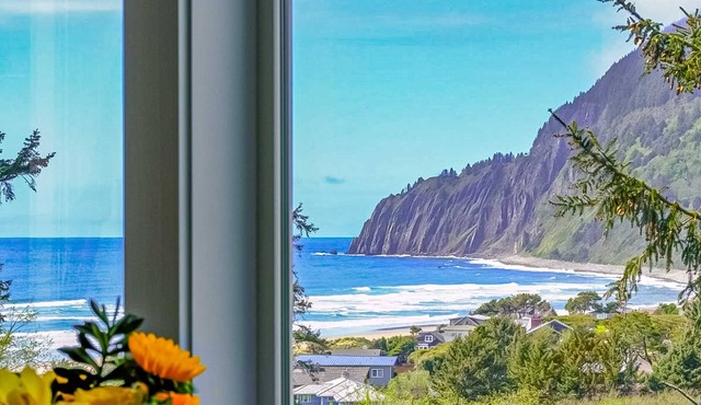 Luxe townhome with amazing ocean & mountain views - walk to beach & downtown