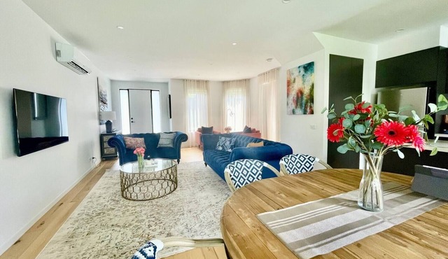 Luxe townhouse, one street back from the beach, holiday perfection (sleeps 6)