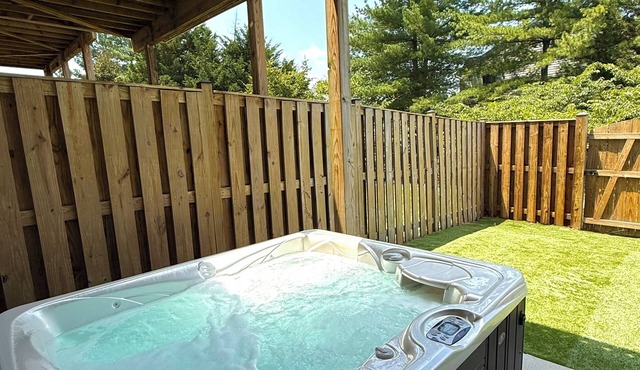 Luxe Townhouse Retreat Hot Tub Sauna Loft Fireplace Near One loudon