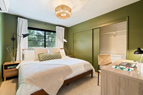 Luxe Treehouse Apt Walk to Town King Bed Sleeps 4
