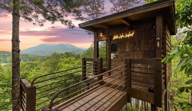 LUXE TREEhouse with amazing view! Perfection! Romantic paradise! Sauna! Slide!