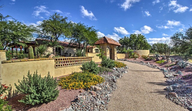 Luxe Tucson Vineyard Home w/Views & Fire Pit