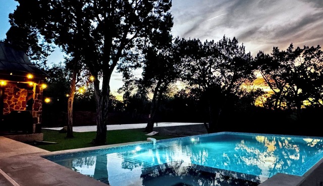Luxe Tuscan Villa on 1 Acre with Pool & Pickleball, Sleeps 18, 9 mins to DT