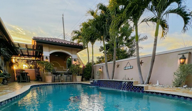 Luxe Tuscany Property - Pool/BBQ/Hot Tub/Work Area/King Massage Bed
