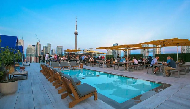 Luxe Urban Nest @ King & Bathurst with Heated Balconyn