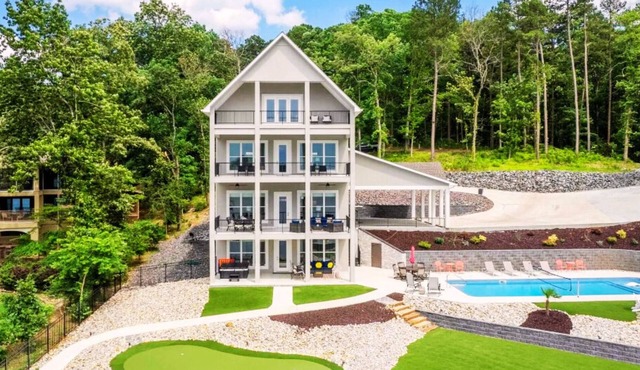 Luxe 8BR Lakefront Home, Private Pool, Hot Tub, Gameroom, Putting Green, Firepit