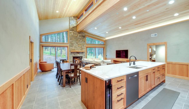 Luxe Valley Home w/Sauna & Hot Tub Near Mazama