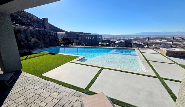 Luxe Vegas Escape w/Strip View - 360° Las Vegas Strip & Mountain Views