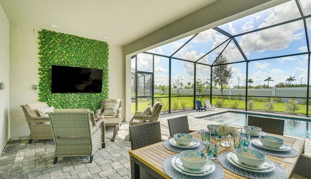 Luxe Venice Gem w/Outdoor Pool & Hot Tub