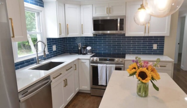 Luxe, very private retreat with a large yard & fire pit