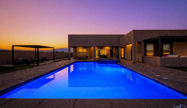 Luxe Villa 5bd, 15min to airport!Saltwater pool&heated spa, new outdoor kitchen!