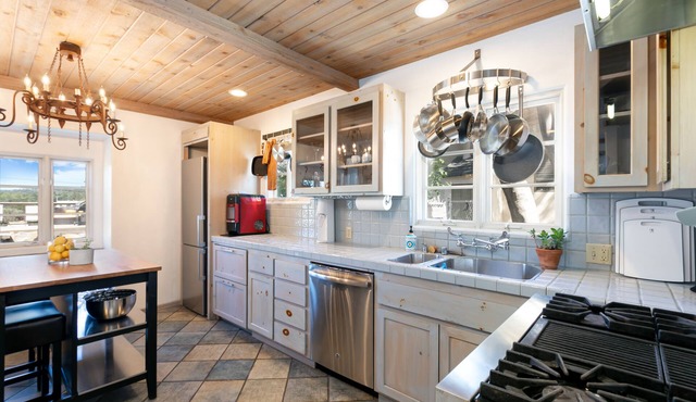 Luxe villa with private pool, hot tub, fireplace & amazing views - dog-friendly