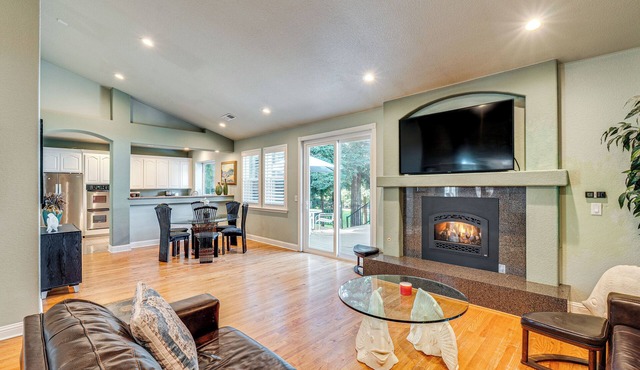 Luxe Vineyard Villa w/Views & Fire Pit in Loomis!