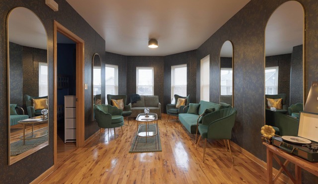 LUXE Vintage Loft, 10min to Downtown, Retro Movie Theatre - 15% Discount Applied