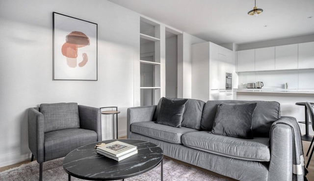 Luxe Vorstädte 3.5 Room w/W/D & Storage, 2 min to Market, by Blueground