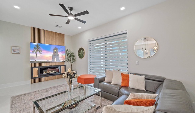 Luxe, Walk to Downtown, Rooftop, Mins to Beach