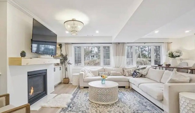 Luxe Wasaga Chalet — Family Retreat near Blue Mountain Slopes