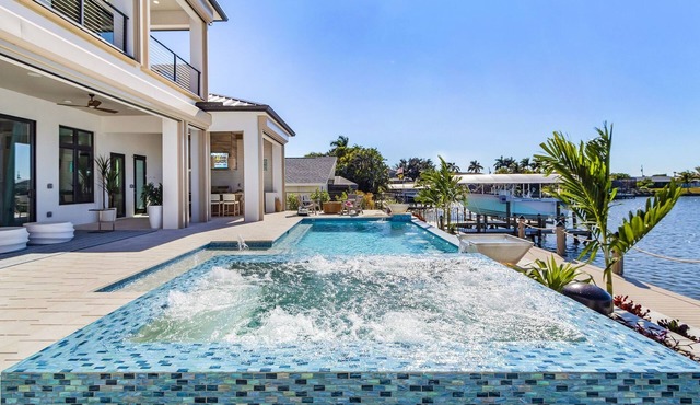 Luxe Waterfront Escape with Heated Pool, Spa & Gulf Access - Villa Solara - Roelens