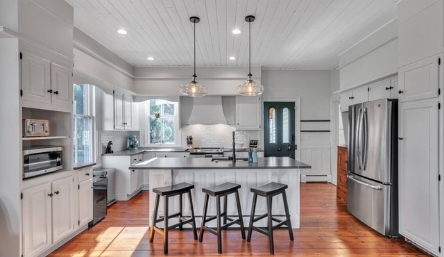 Luxe WATERFRONT Home - Welcome to The Foxtail