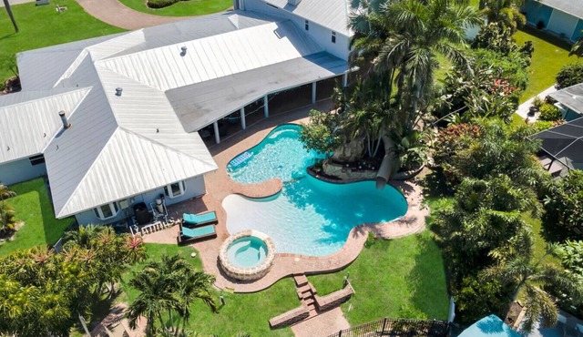 Luxe Waterfront-Pool, Slide, Hot Tub + Gulf Access