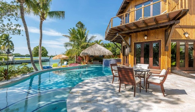 Luxe Waterfront Retreat-2 Pools-Beach-Spa-Dock-Bar