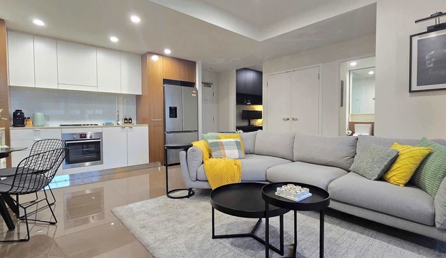 LUXE Waterloo 1 bed with parking, gym & pool