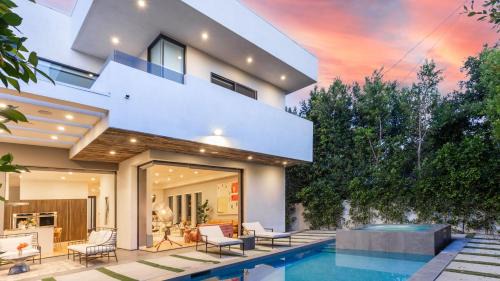 Luxe WeHo Villa Walk to Melrose Ave Pool Hot Tub North Vista by AvantStay