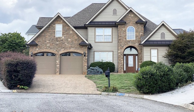 Luxe West Knoxville Home- Easy access to Downtown, UT, Airport and Oak Ridge