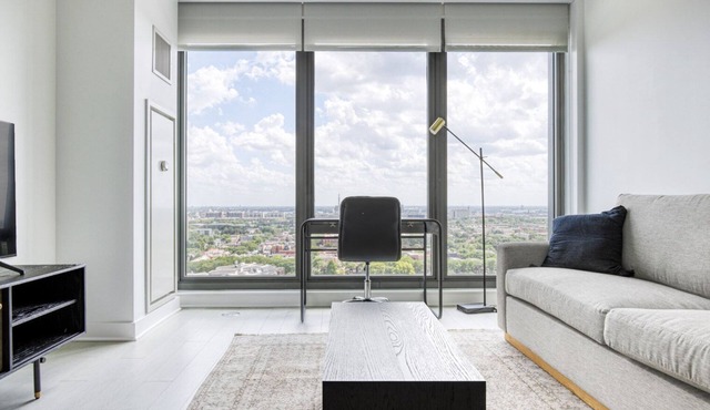 Luxe West Loop Studio w/Gym, Pool, Coworking, walk to UIC, by Blueground
