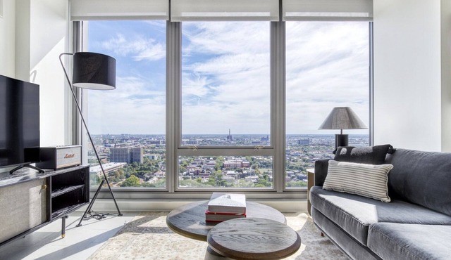 Luxe West Loop Studio w/Gym, Pool, Coworking, walk to UIC, by Blueground
