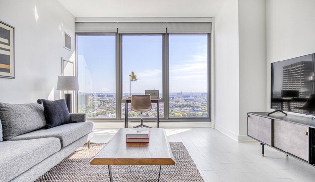 Luxe West Loop Studio w/Gym, Pool, Coworking, walk to UIC, by Blueground