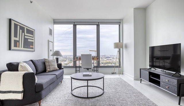 Luxe West Loop Studio w/Gym, Pool, Coworking, walk to UIC, by Blueground