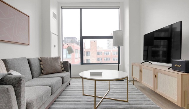 Luxe West Loop Studio w/Gym & Pool in heart of Greektown, by Blueground