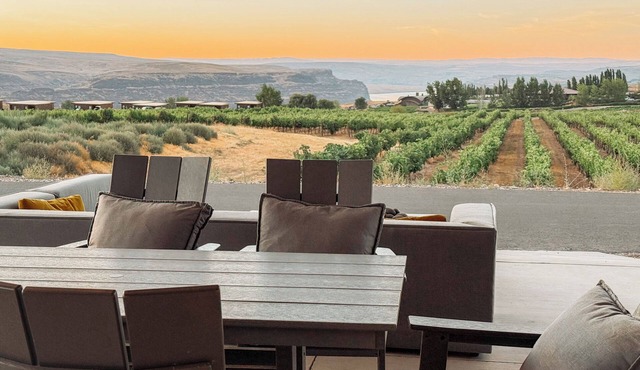 Luxe Winery Spa Retreat with Columbia Gorge & Lake Views 2bd/2ba