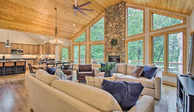 Luxe Wintergreen Resort Escape w/Hot Tub!