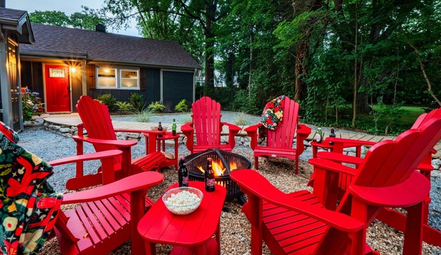 Luxe Wolfpack Retreat: Walk to NC State, Shops, Dining+Firepit, Cornhole & More!
