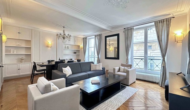 Luxembourg Gardens deluxe family flat & elevator
