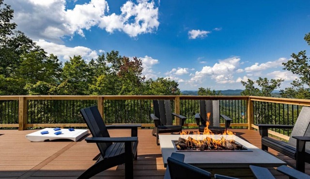 LuxeRecharge -Smokey Mountains Modern Cabin in Gatlinburg's coveted Ski Mountain