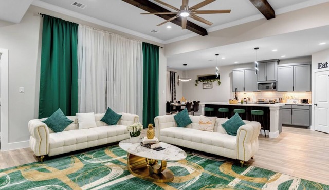 LuxeStay Grand Prairie Brand New Home Modern Vibe!
