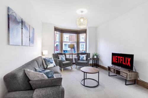 LuxeVille I Serene 3BR Apartment with Private Courtyard I LongTerm RatesI ParkingI WiFi