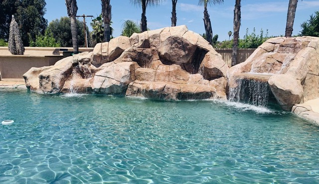 LuxHome Suite C, Luxurious getaway in Riverside's safest neighborhood