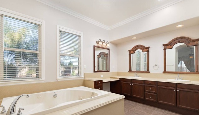 LuxHome Suite C: The luxurious Presidential Suite in a multi-unit-mansion