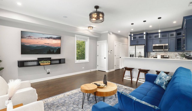 LuxHome up to 6 guests in Chicago; WiFi, AC, Heat, Security cams, Downtown 8mins